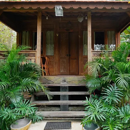 Rumah Bambu Gladek Satu