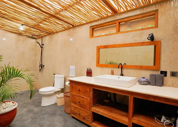Rumah Bambu Gladek Satu 4* ウルワツ