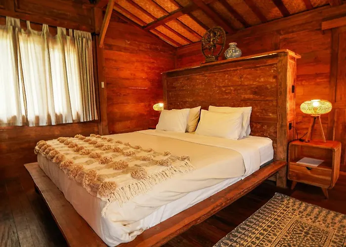 Rumah Bambu Gladek Satu ゲストハウス 4*