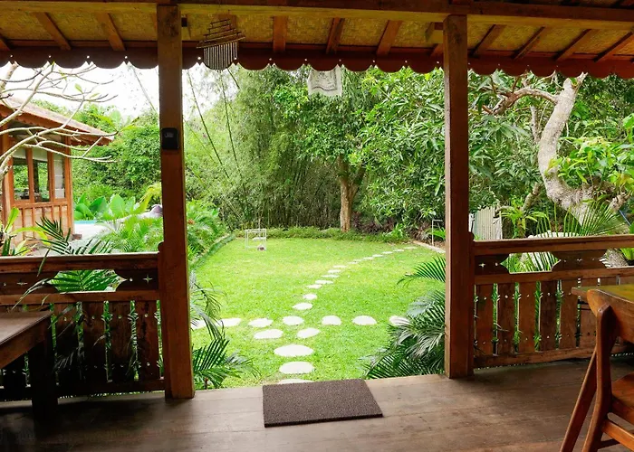 Rumah Bambu Gladek Satu ゲストハウス 4*