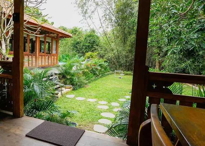 Rumah Bambu Gladek Satu ゲストハウス 4*