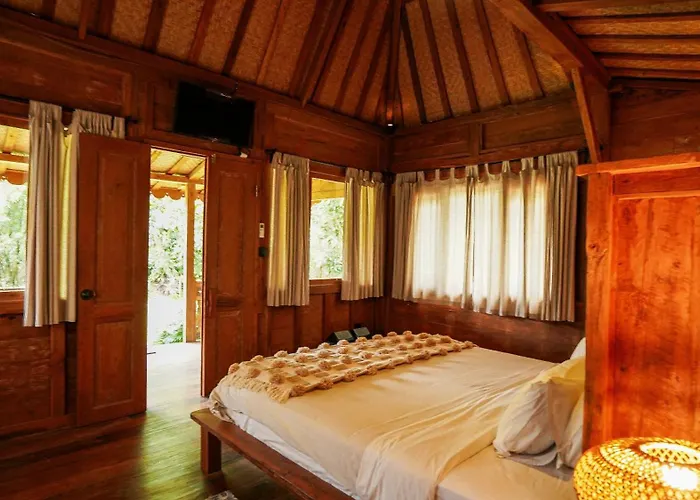 Rumah Bambu Gladek Satu ゲストハウス 4*